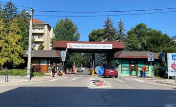 Trenčianska nemocnica vymieňa vstupné nápisy, jeden vchod je stále uzavretý