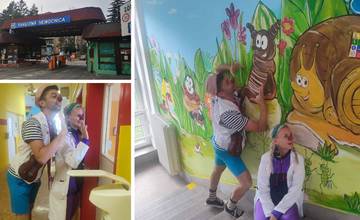 FOTO: V nemocnici bolo veselo. Malým pacientom tam netradiční doktori naordinovali liečbu smiechom