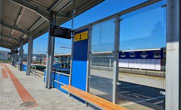 FOTO: Vynovená autobusová stanica v Púchove už funguje, semafory na križovatke uprednostňujú autobusy