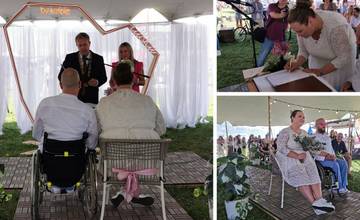 FOTO: Svadobný ošiaľ na hudobnom festivale v Trenčíne. ÁNO si tu povedalo 6 zaľúbených párov