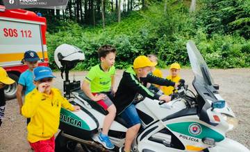 FOTO: Deti v tábore neďaleko Beluše si vyskúšali policajné putá, obušok aj motorku