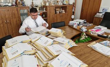 FOTO: Kanceláriu primátora obuvníckeho mesta zavalila kopa kníh
