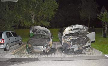 VIDEO: Prišiel k autám na parkovisku, polial ich horľavinou a zapálil. Trenčianska polícia hľadá páchateľa