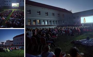 FOTO: Večerné kino pod holým nebom v obci na Považí zožalo obrovský úspech
