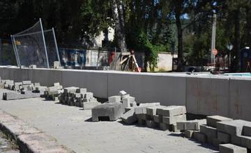 FOTO: Pozrite sa, ako pokračuje revitalizácia detského ihriska v Trenčíne