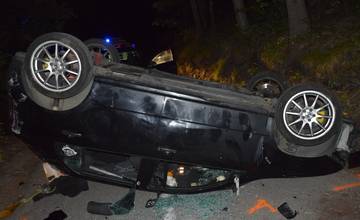 Opitý mladík v Bánovciach prevrátil auto na strechu, ďalší v Trenčíne narazil do stojaceho vozidla