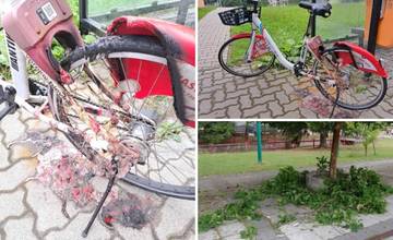 Primátor Považskej Bystrice je pohoršený, vandali najnovšie podpálili zdieľaný bicykel