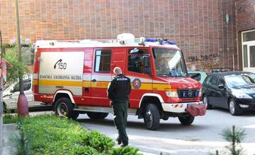 Trenčianski hasiči zachraňovali z bytu zranenú osobu, dostali sa tam cez balkónové dvere