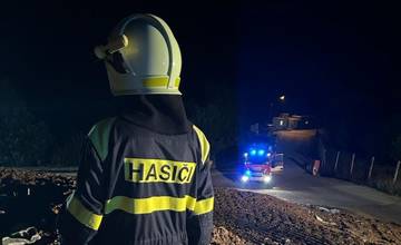 Smetisko pohltili plamene. S požiarom bojovali dobrovoľní aj profesionálni hasič