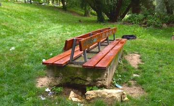 FOTO: Príjemné prostredie trenčianskeho parku narúšajú smeti a neporiadok 