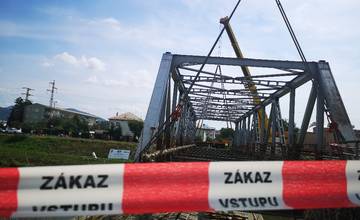 FOTO: Železný most ťažký 140 ton zložili dva žeriavy. Z pilierov rovno do kanála Váhu