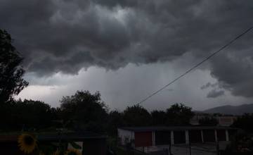 Meteorológovia vydali výstrahy 2. stupňa pred búrkami, zasiahnu tieto okresy Trenčianskeho kraja