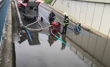 V Ilave zaplavilo železničný podjazd, hasiči aktívne pracovali na odčerpaní vody