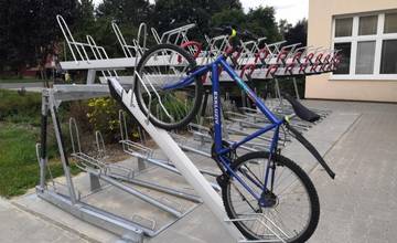 FOTO: Brezová pod Bradlom podporuje cyklodopravu, na štyroch miestach osadili nové cyklostojany