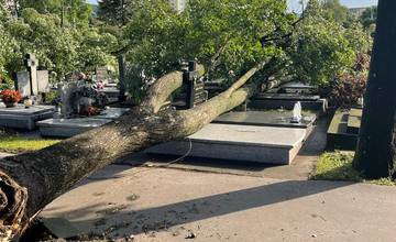 FOTO: Nočná kalamita zanechala na hroboch púchovského cintorína viditeľné škody