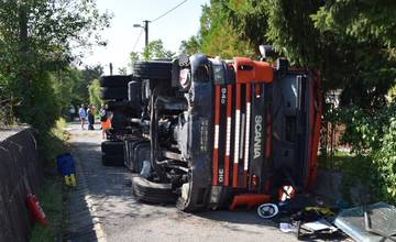 FOTO: V Novákoch sa prevrátilo nákladné vozidlo, zdemolovalo zábradlie, dopravnú značku aj zvodidlá