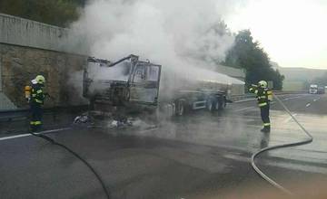 FOTO: Pri požiari nákladného auta neďaleko obce Sverepec zasahovalo 6 hasičských vozidiel