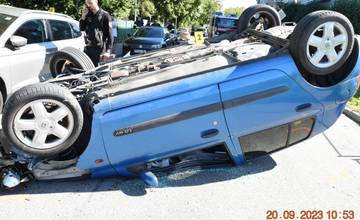 FOTO: Kuriózna dopravná nehoda. Opitý dôchodca za volantom dokázal takmer nemožné