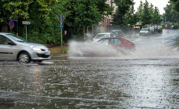 Intenzívny lejak môže v niektorých okresoch Trenčianskeho kraja spôsobiť povodne