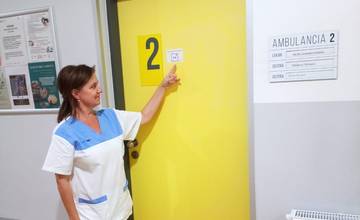 Trenčianska nemocnica upozorňuje na nenápadnú, no dôležitú novinku na dverách svojich ambulancií