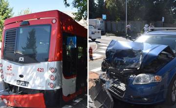 FOTO: Opitý vodič narazil v Trenčíne do autobusu MHD, kvôli alkoholu za volantom bol už raz odsúdený