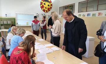 FOTO: K volebnej urne prišiel aj primátor Trenčína Richard Rybníček