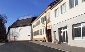 Budova, v ktorej sídli pošta je na predaj. Ilavčania sa ale o poštové služby nemusia báť