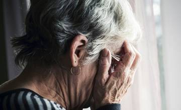 Seniori zbystrite pozornosť. V Trenčianskom kraji opäť vyčíňajú podvodníci