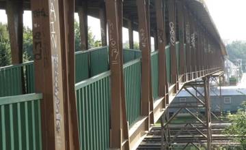 Lávka nad železnicou v Prievidzi prejde renováciou, môže za to poškodená oceľová konštrukcia