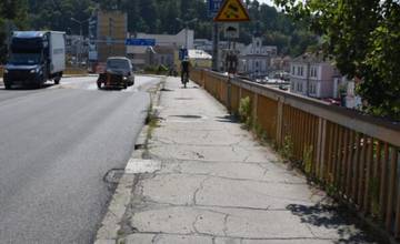 Vodiči aj chodci zvýšte obozretnosť, chodník na starom cestnom moste v Trenčíne sa dočká opravy