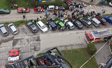FOTO: Školu v Trenčíne evakuovali. Išlo o previerkové cvičenie trenčianskych hasičov
