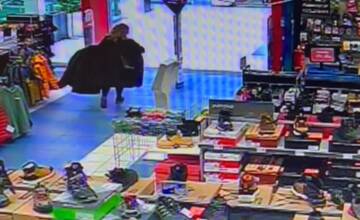 VIDEO: Zlodejka - recidivistka uháňala z obchodu s ukradnutými vecami. Ďaleko však neušla