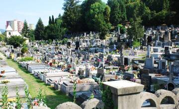 Trenčianske cintoríny sú otvorené dlhšie. Mesto apeluje na ich návštevníkov, aby mysleli ekologicky