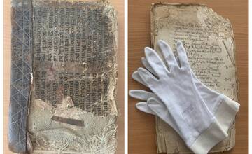 Viete, prečo si „archivári“ pozerajú staré dokumenty v bielych rukavičkách? Jeden z dôvodov by ste asi neuhádli