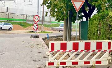 FOTO: Vodiči zvýšte opatrnosť, v Trenčíne sa buduje ďalší chodník pre chodcov