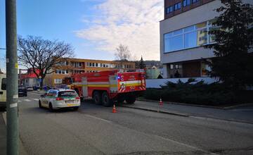 Evakuácia súdov. Zasahujú tam desiatky hasičov a policajtov