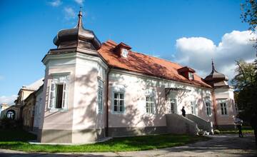 FOTO: Zrekonštruovaný kaštieľ pri Ilave otvára brány umelcom, novinkou je výstava Ruky svetla