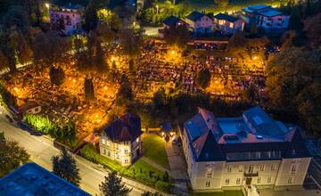 FOTO: Dušičky z výšky. Takto to vyzerá na cintorínoch v okolí Trenčína v týchto dňoch