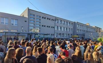 VIDEO: Gymnázium v Partizánskom oslávilo okrúhle výročie, prekvapením bolo odhalenie nového loga