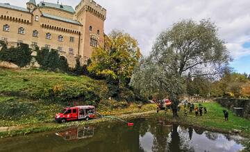 VIDEO: Poplach na zámku. Jednu z najromantickejších pamiatok na Slovensku obsadili desiatky hasičov