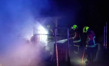 VIDEO: Nočný zásah hasičov v hornonitrianskej obci. Plamene tam vzbĺkli krátko po polnoci