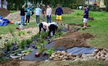FOTO: Žiaci z Púchovskej školy nelenili a za týždeň im pod rukami vyrástla originálna dažďová záhrada