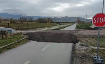 V tomto úseku Vážskej cyklotrasy zvýšte opatrnosť, v dôsledku opráv tam vznikla prekážka