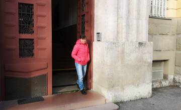 Riaditeľku školy vláčili osem rokov po súdoch. Od učiteliek vraj brala časti odmien. Súd ju však oslobodil