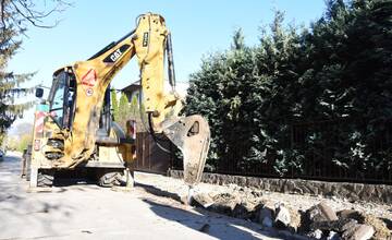 FOTO: Na najväčšom trenčianskom sídlisku obnovujú povrchy vytipovaných chodníkov