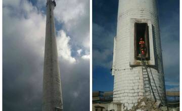 Dramatická záchrana. Demolácia komína v Handlovej sa skončila takmer katastrofou