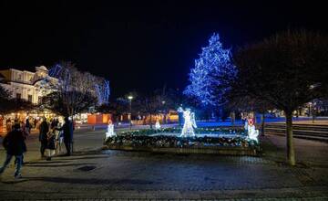 FOTO: Vianočný zázrak v meste na Považí. Novomešťania nateraz o tradičný symbol Vianoc neprídu