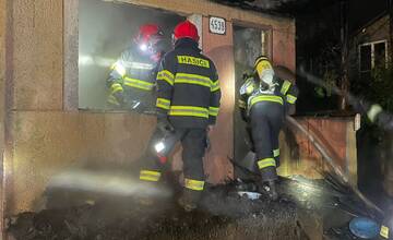 FOTO: V meste na Považí horelo. Hasiči uprostred noci bojovali s plameňmi