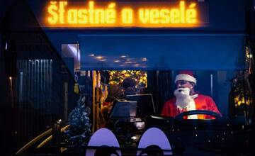 FOTO: Vianočný autobus aký nikde inde neuvidíte. Za jeho volantom sedí Mikuláš a tá výzdoba