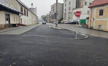 FOTO: Úsek cesty a chodník v Ilave prešli rekonštrukciou, doteraz boli v dezolátnom stave